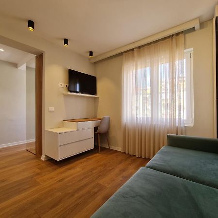 Adore - Modern Studio Tiranë Luaran gambar