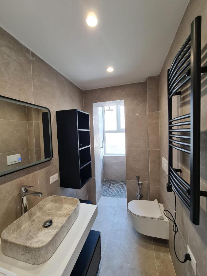 Adore - Modern Studio Tiranë Luaran gambar