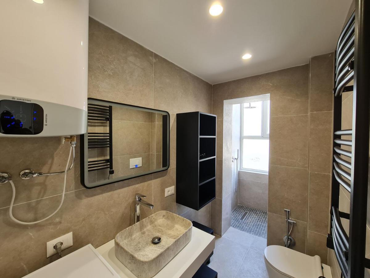 Adore - Modern Studio Tiranë Luaran gambar